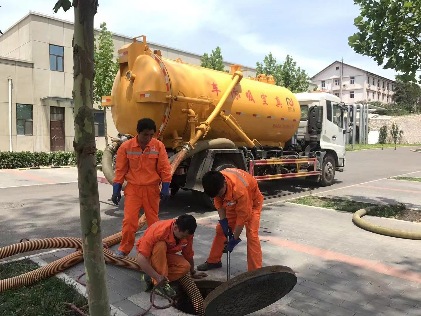 汾阳管道疏通车停在窨井附近